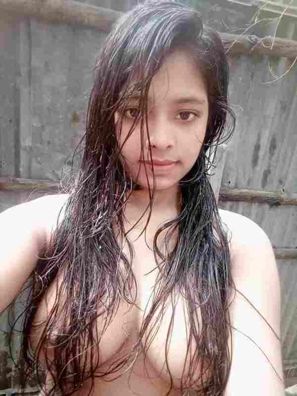 Super hot desi big boobs 18 girl nude selfie full nude pics (2)