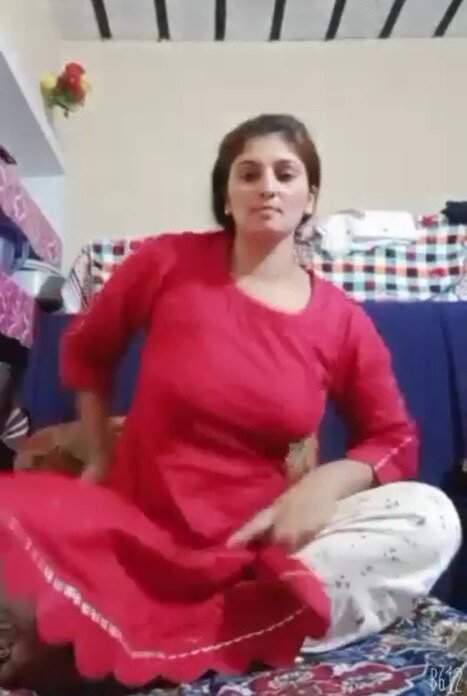 Extremely cute Kashmiri babe indian mobile porn fingering pussy