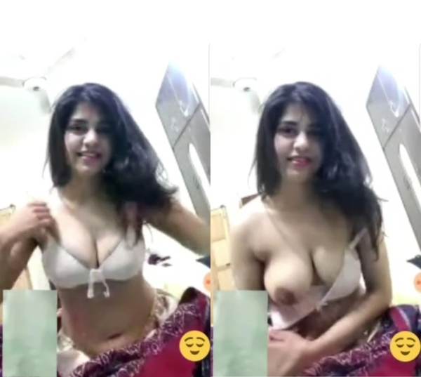 Extremely cute babe xx video india show big tits mms