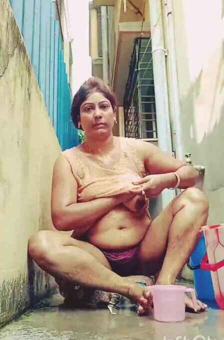 Very beautiful mature desi aunty porn outdoor bath nude mms