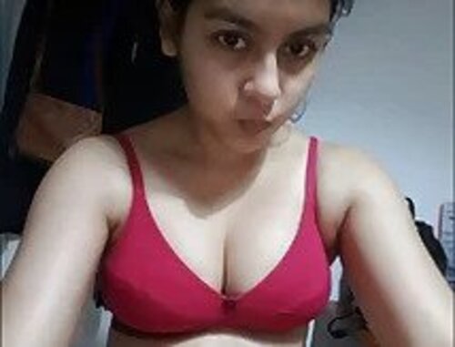 Extremely cute 18 girl indian hd porn showing nice boobs mms