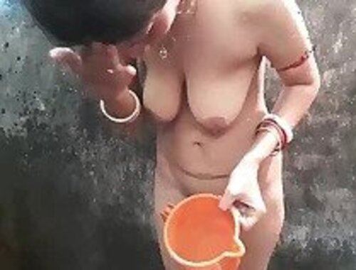 Village sexy young telugu aunty xxx nude bathing outdoor mms