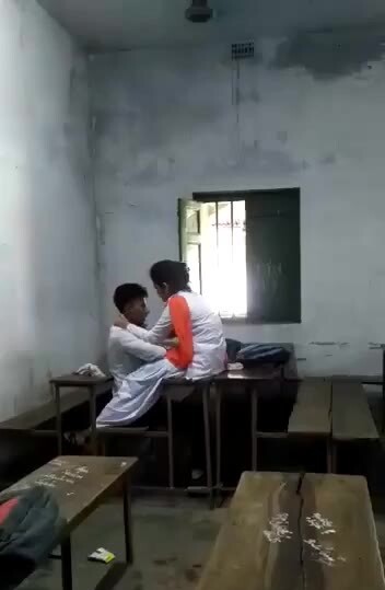 Desi college lover couple desi chudai videos enjoy in classroom