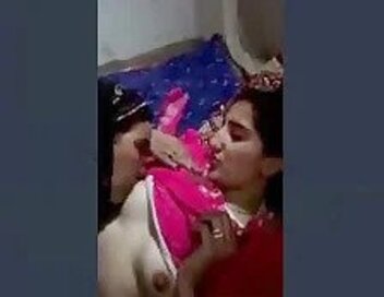 Beauty-horny-paki-girl-xxx-pakistan-com-sucking-boobs-lasbin-mms.jpg