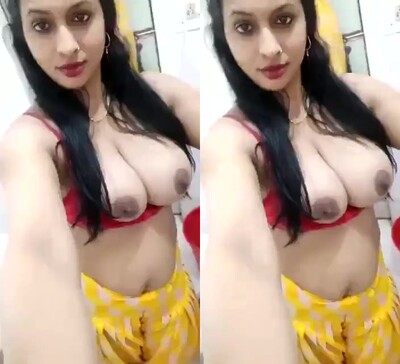 Very-sexy-hot-sexy-bhabi-xxx-showing-big-tits-viral-nude-mms.jpg